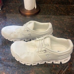 On Cloud 5 Women’s Shoes. Size 8